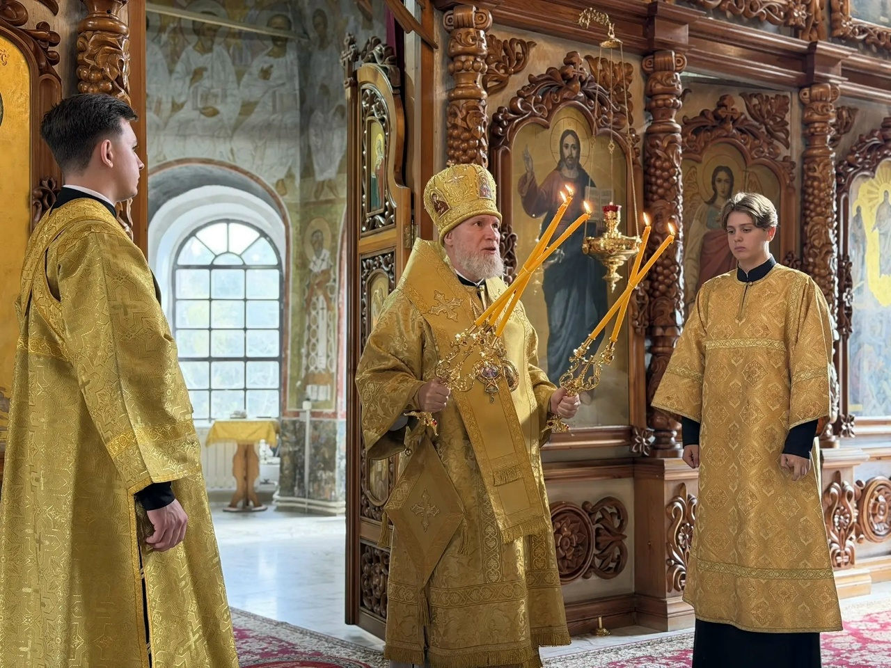 В Неделю 16-ю по Пятидесятнице епископ Новокузнецкий и Таштагольский Владимир совершил литургию в Спасо-Преображенском кафедральном соборе